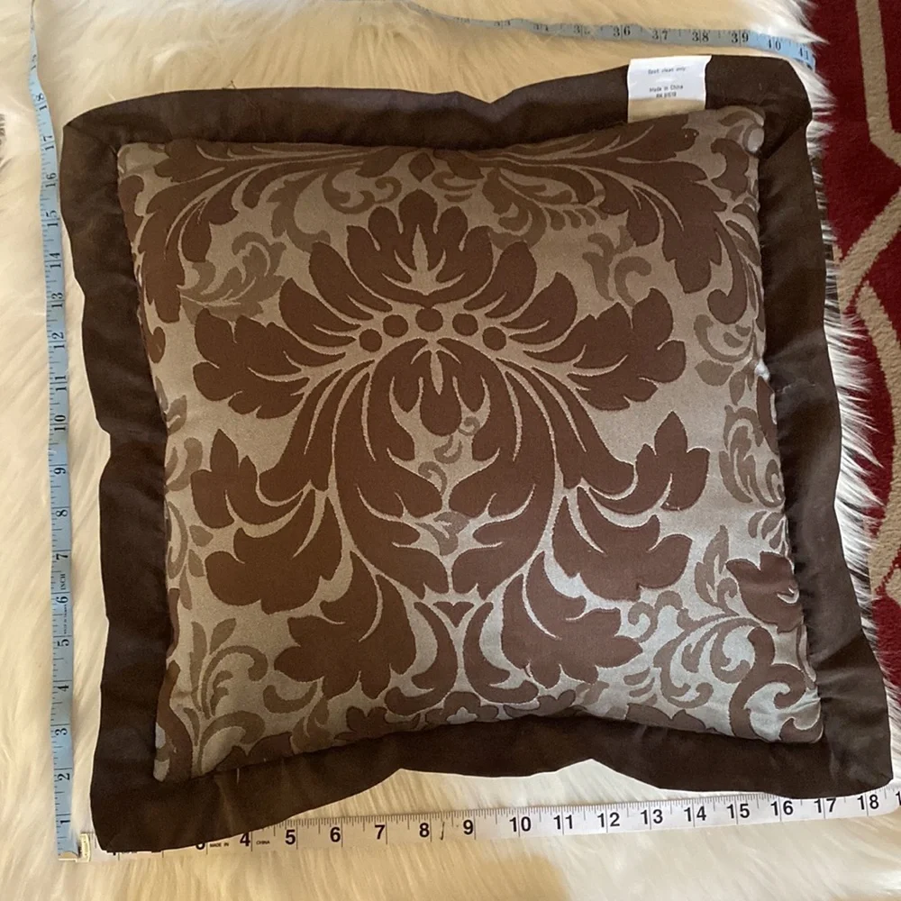 4 Elegant Decorative Pillow Set in Gray/silver and Brown